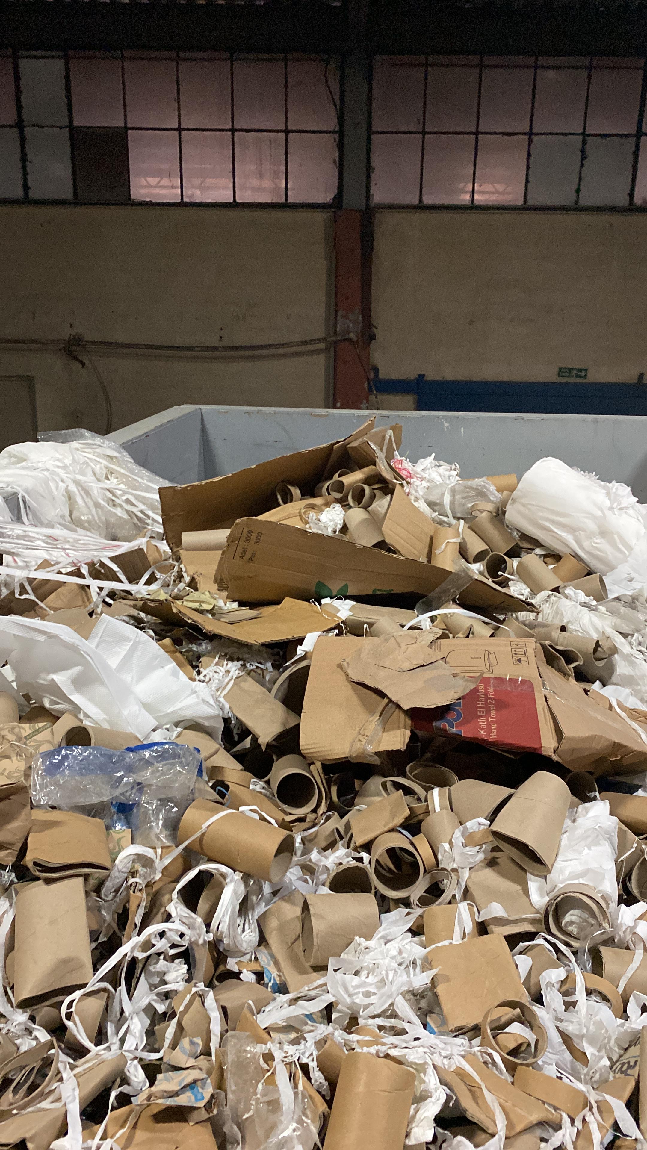 Karışık kağıt ve plastik ambalaj atığı